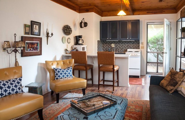 Tanglewood Farm B&B - Fox Den Suite 1 BR/1BA Private Apartment on Horse Farm