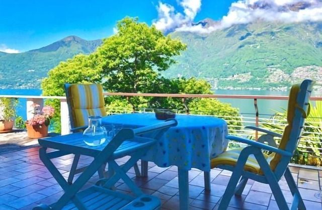 Tastefully furnished 2-room apartment with a large balcony and dream lake view