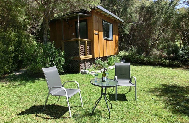 Tauhou Cabin - Ao Marama Retreat - Stunning Bush setting and Ocean Views