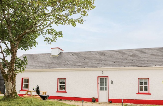TEACH PHAIDÍ MHÓIR, pet friendly in Glencolmcille, County Donegal