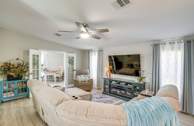 Tee Off & Soak Up Sun! Airy Englewood Gem w/Yard