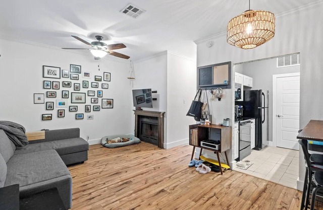 Terrific apartment walking distance to UT Austin, bars and restaurants