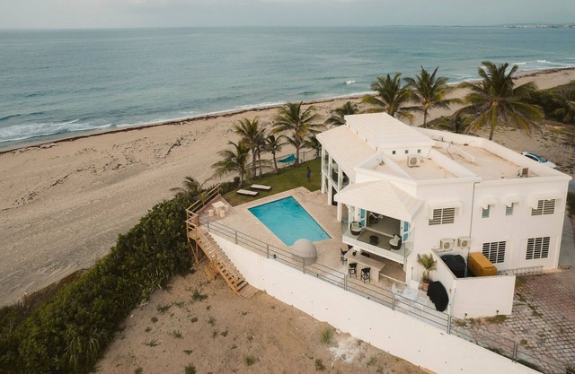 Tesoro del Mar Stunning beachfront beach Villa