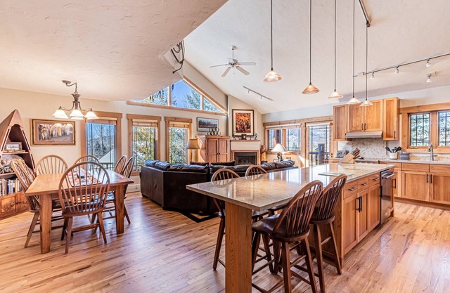TH w/NEW Private Hot Tub/Amazing Views-Easy Access to Ski/Town-Garage-Fireplace-W/D in Unit-Grill