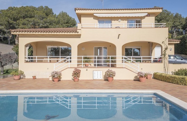 TH10 Beautiful villa 200m from the beach