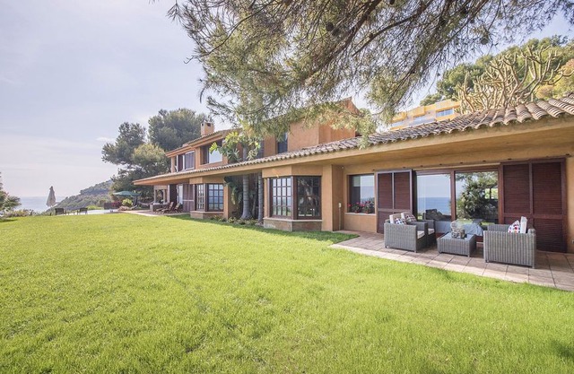 TH87 Deluxe seafront villa 200m to the beach