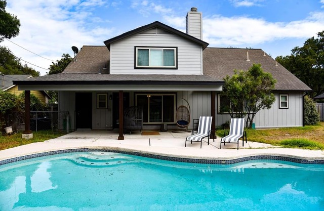 That 70s House -Fun 6 Bedroom W Pool & Game Room