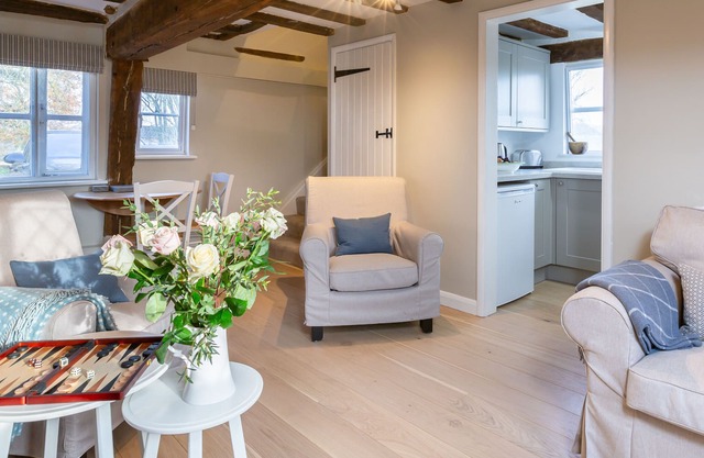 Thatched 2 bed self-catering with river valley view