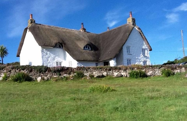 Thatched farmhouse with large garden a few minutes' walk from a stunning beach