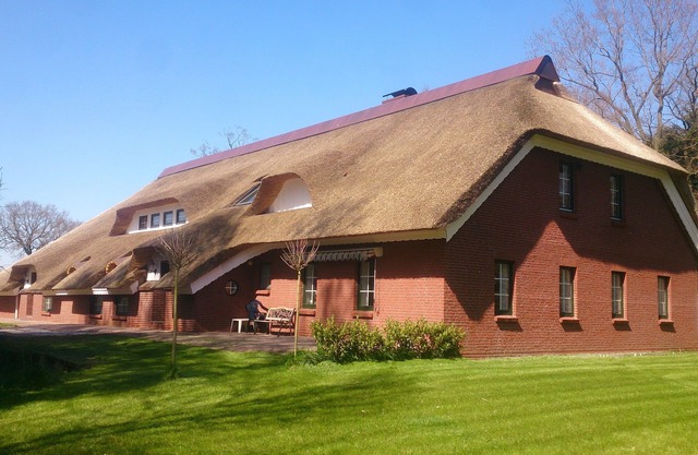 Thatched roof vacation apartment De Leev - Country house Lübbertsfehn in the middle of East Frisia