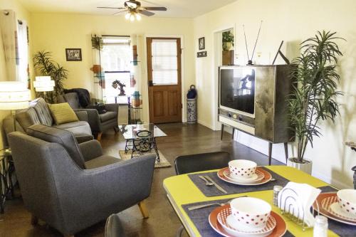 The 1950s Retro Riverside Cottage