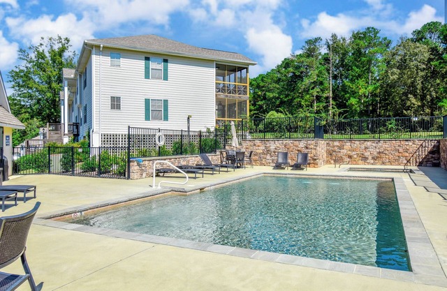 The 19th Hole- Sleeps 6, The 19th Hole- Near Lake Martin- Sleeps 6- Golf Condo