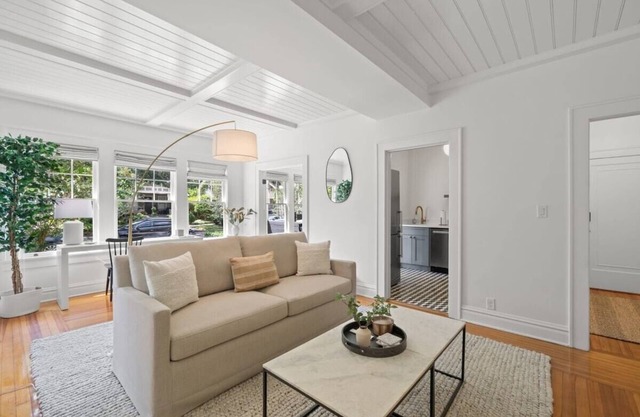The Adaline #2 | Beautiful Hyde Park 1BR Suite