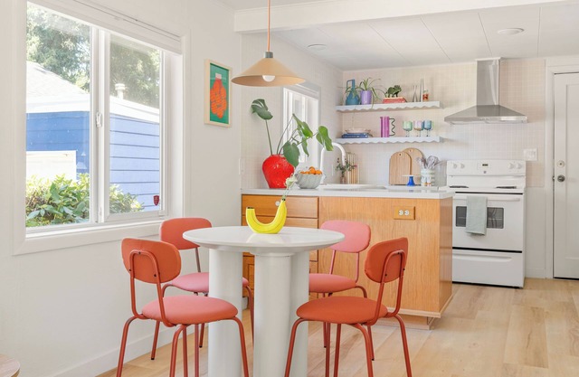 The Angel’s Apron is a cozy, food-themed bungalow on peaceful Angel Avenue tucked away in Beaverton, OR. Minutes from downtown, eateries, and Portland attractions, it’s the perfect snug retreat after exploring the city, wine country, or Oregon coast.