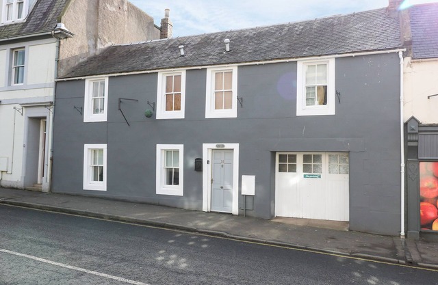 THE ANTLERS, family friendly, character holiday cottage in Coldstream
