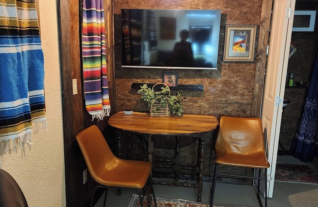 The Artists Cottage ~ Fun desert getaway