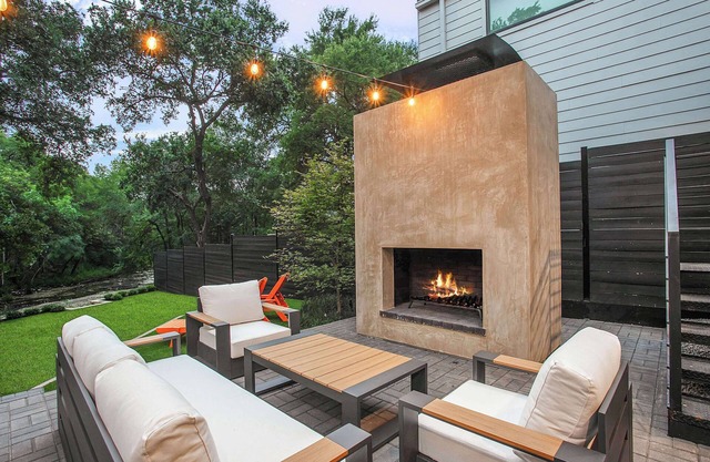 The ATX South Lamar Creekside Retreat with Hot tub