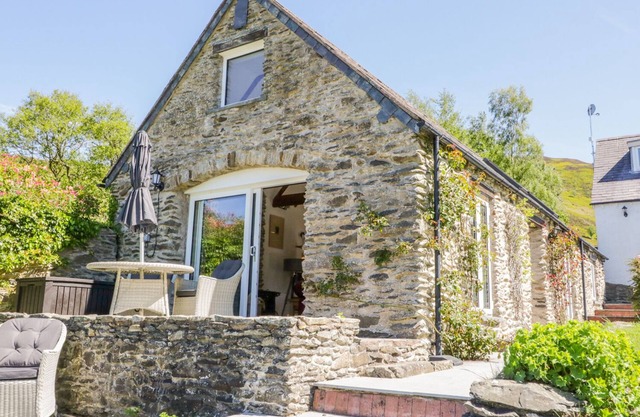 THE BARN AT WAEN Y FFYNNON, pet friendly, with open fire in Ruthin