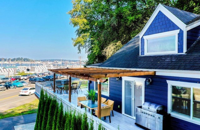 The BayAway 4 BR Waterview Home in DT Port Orchard