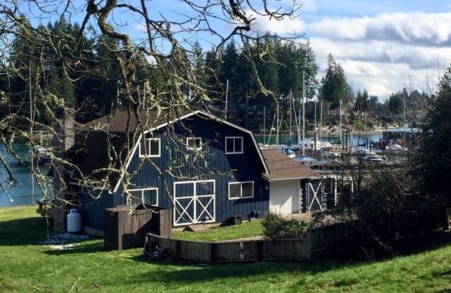 The Beach Barn - Puget Sound Low Bank Waterfront, Case Inlet in Allyn WA