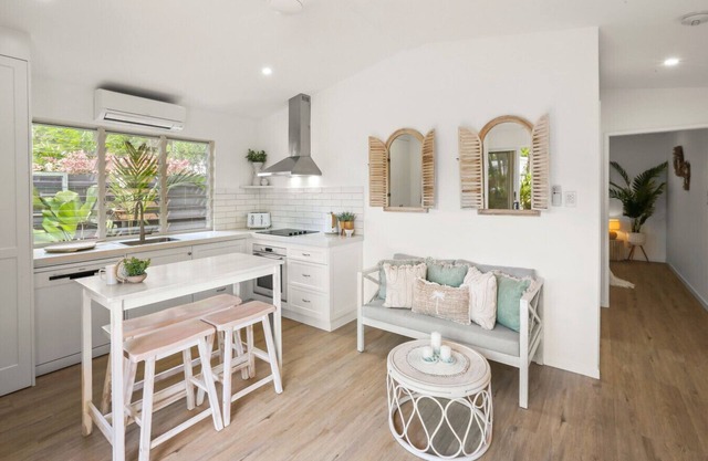 The Beach Nest- Cosy Beachside Escape | Balcony, Full Kitchen & Free Wi-Fi