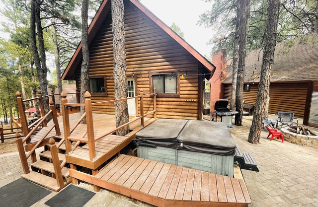 The Bear's Den of Flagstaff + Private Hot Tub