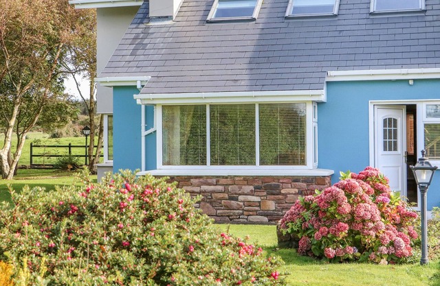 THE BLUE ANNEX, pet friendly, with open fire in Tralee, County Kerry