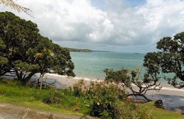The Blue Bach - Coopers Beach Holiday Home