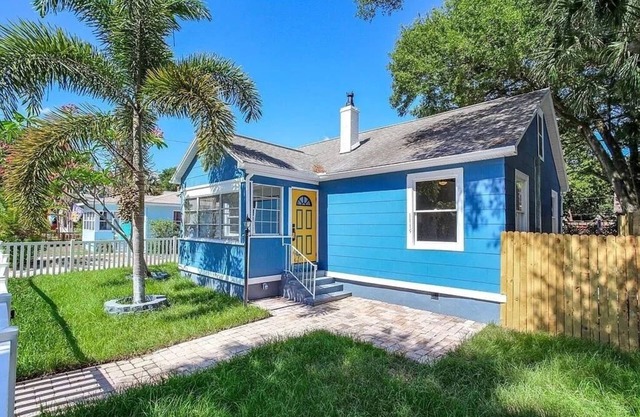 The Blue Bungalow by Crescent Lake Walk 2 Downtown K&Q Hot Tub Private Courtyard