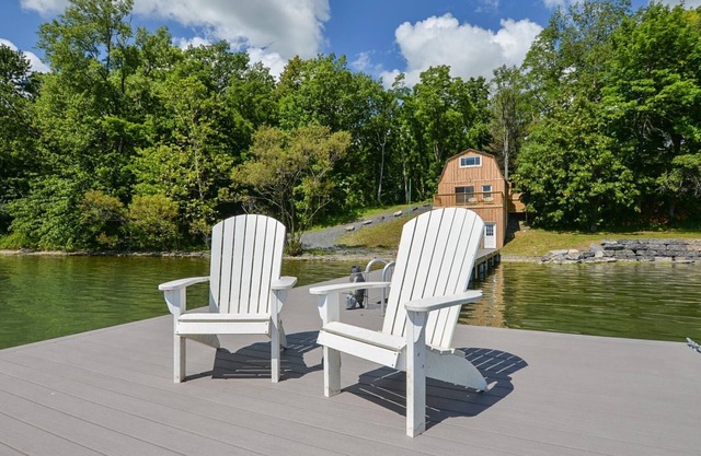The Boat House: Wine Country + Lake Living + Perfect Couples Retreat!