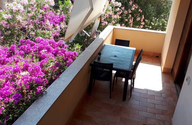 "THE BOUGANVILLE" Apartment near downtown and marina
