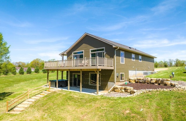 The Bridgeview Lodge, Hot tub, Amazing River Views and sun sets.