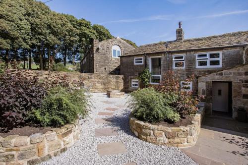 The Bronte Moor Retreat - 3 Bed, Pet Friendly Cottage - Stunning Views - Hot Tub