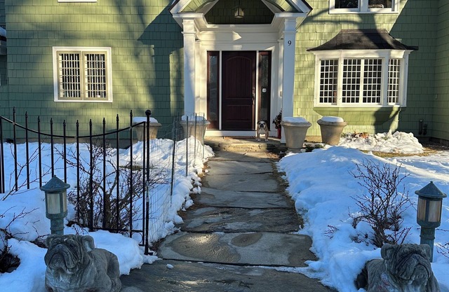 The Bulldog House! Walking Distance to Hanover and Dartmouth! 2 bedroom, 4 beds!