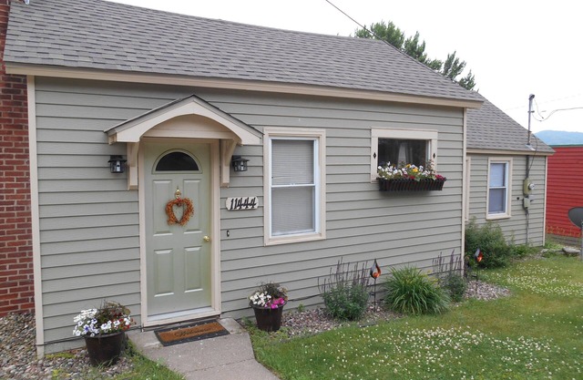 The Bungaleau 1 Bedroom House In Cute Rivertown