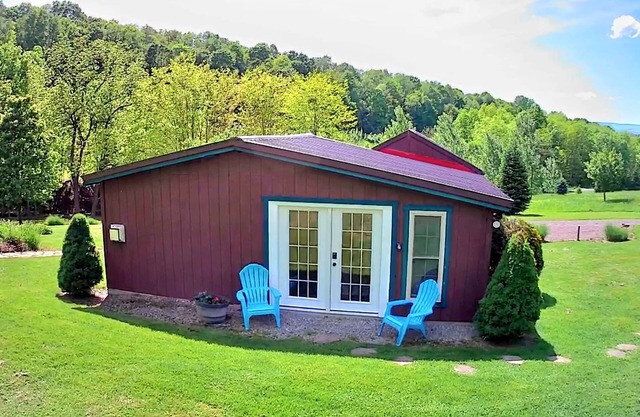 The Byre Bungalow-Country Getaway, close to Yough, Fallingwater w/Hot Tub!