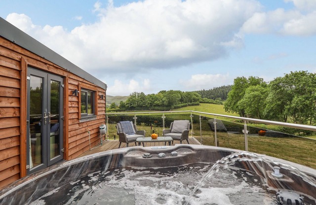 THE CABIN AT EVELYNS RETREAT, pet friendly in Glyndyfrdwy
