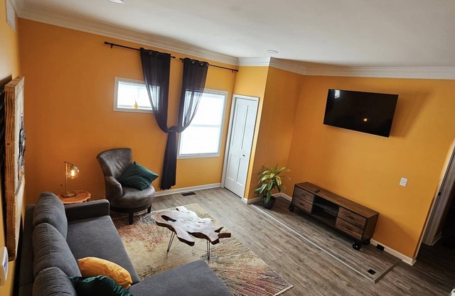 The Caboose - Cozy space steps from downtown