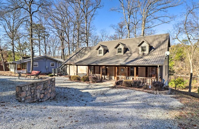 The Captains Quarters in Rogers with Covered Porch!