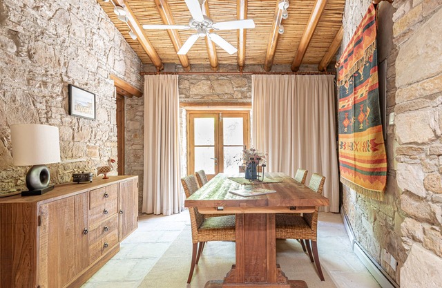 The Carob Tree Villa - Rustic house with 3 bedrooms