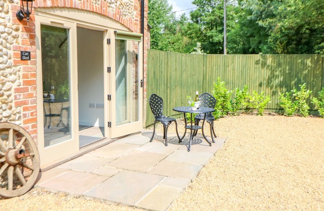 THE CART SHED, romantic in Willow Grange Barns, Stanfield