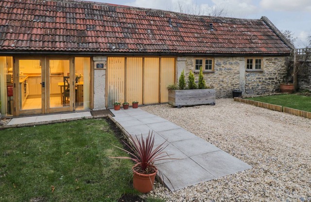 THE CATTLE BYRE, romantic, character holiday cottage in Corsham