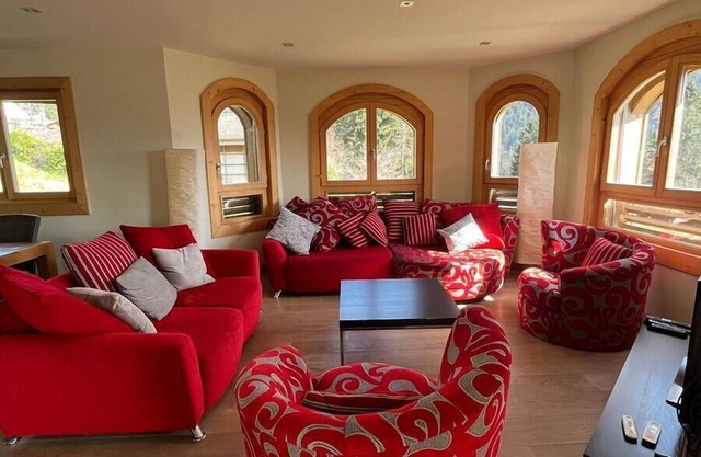 The chalet is located 1km from the start of the Barboleuse gondola linking the Villars-Gryon-Les Dia