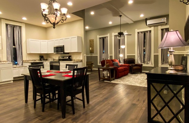 The Chestnut on the Square Historic Loft A