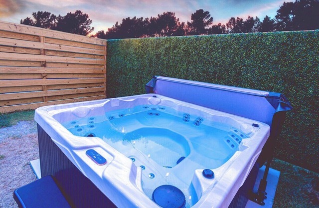 The Chic Escape | Mini Golf | Luxe Hot Tub | Games