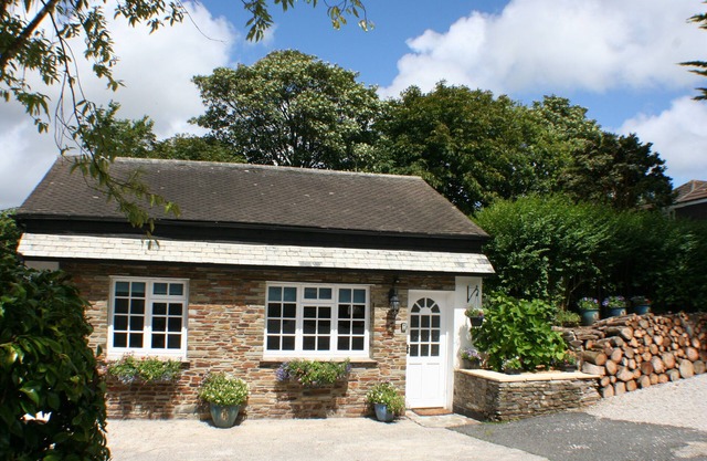 The Coach House at Carwinion Vean - close to village, beaches and great gardens.