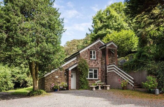 The Coach House @ Lower Coombe Royal with Hot Tub