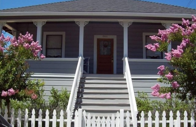 The Corner Cottage ~ Downtown out your door with Private Vineyard