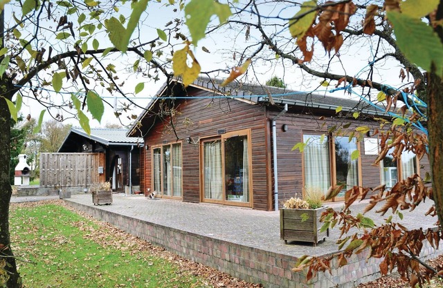 The cottage is located in the small vacation park Le Chêneau, near Dinant (20 km).