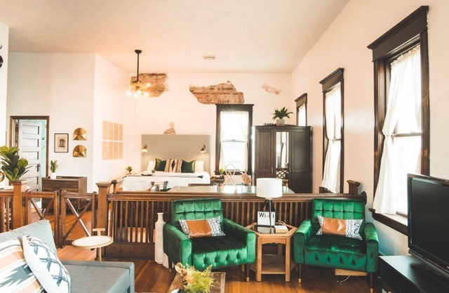 The Courthouse Loft - History with a hot tub!